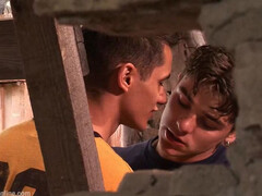 Два молоденьких гея трахаются на стройке при своем друге