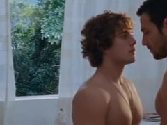 Два голых спортивных парня стоят друг перед другом и целуются