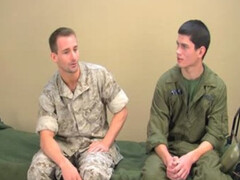 Сексуальные парни в военной форме ласкают друг друга в небольшой комнате