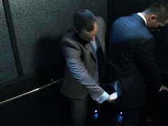 Похотливый парень отсосал мощный член мужика пока они ехали в лифте