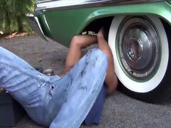 Молодой парень сосет хер своего помощника по ремонту авто