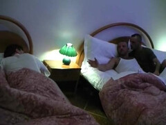 Толпа геев занимается сексом на двуспальной кровати