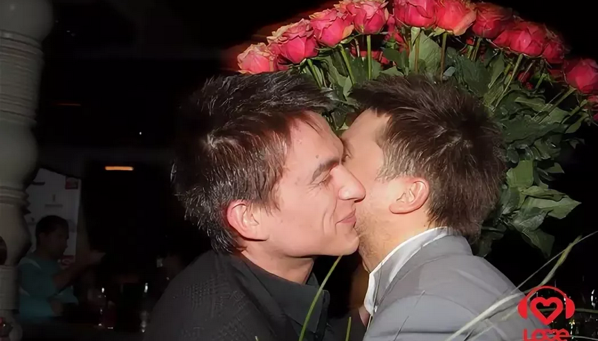Муж целуется с любовником. Топалов и Лазарев поцелуй.