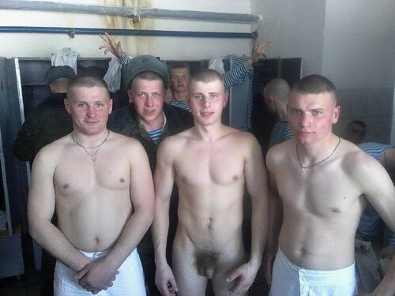 голые парни в армии и баней фото 7