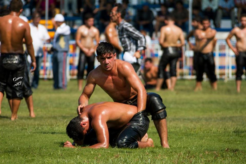 Oil wrestling. Гюреш. Турецкая борьба Киркпинар. Гюреш турецкая борьба. Гюреш турецкая борьба gay.